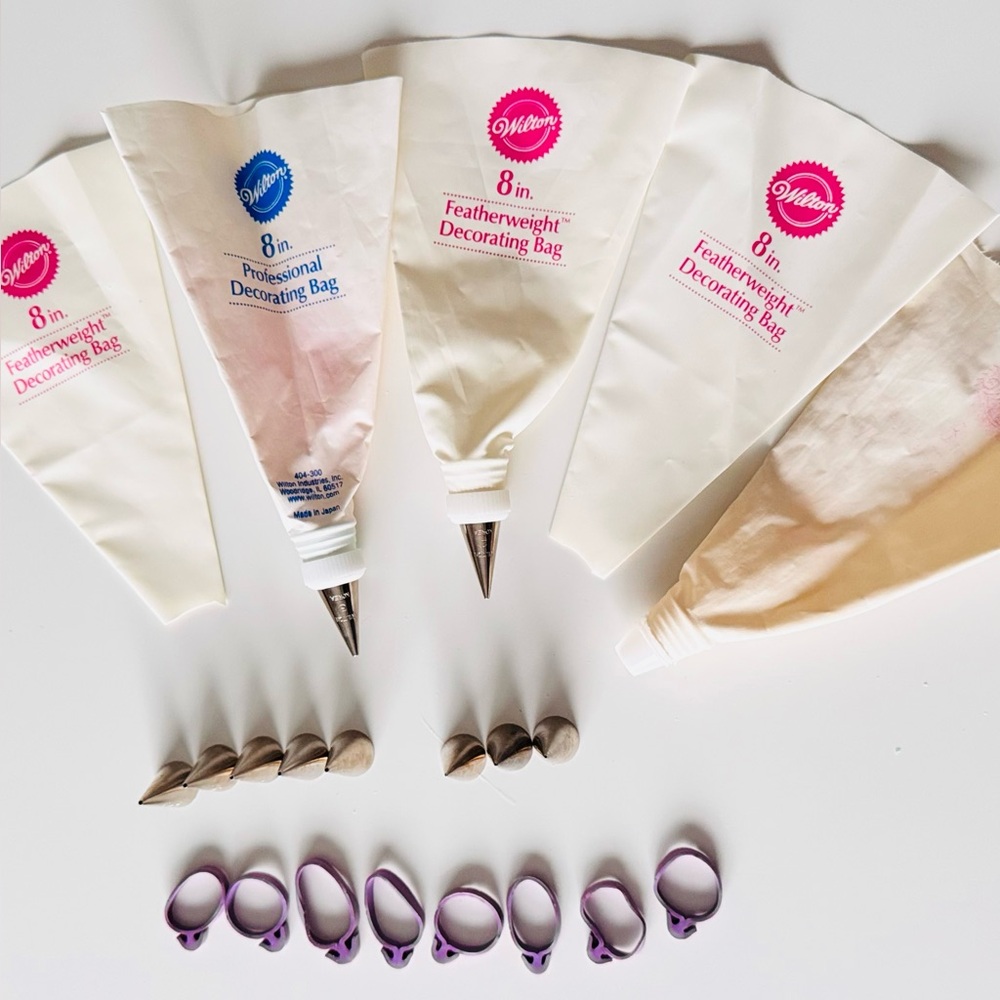 WILTON Cake Cookie Cupcake Decorating 30 Pc. Set Piping Bags, Tips, Bands